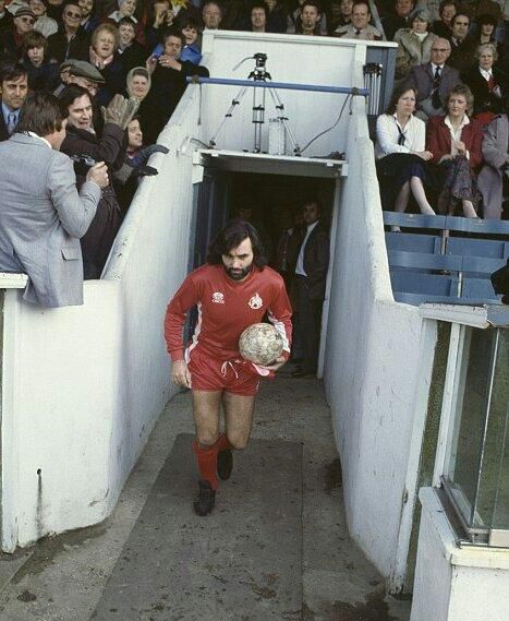 George Best, Hong Kong Rangers – Bournemouth (1982). A vida após o Man. United levou a lenda a Hong Kong, Estados Unidos, África do Sul e ainda à Austrália (D.R.)