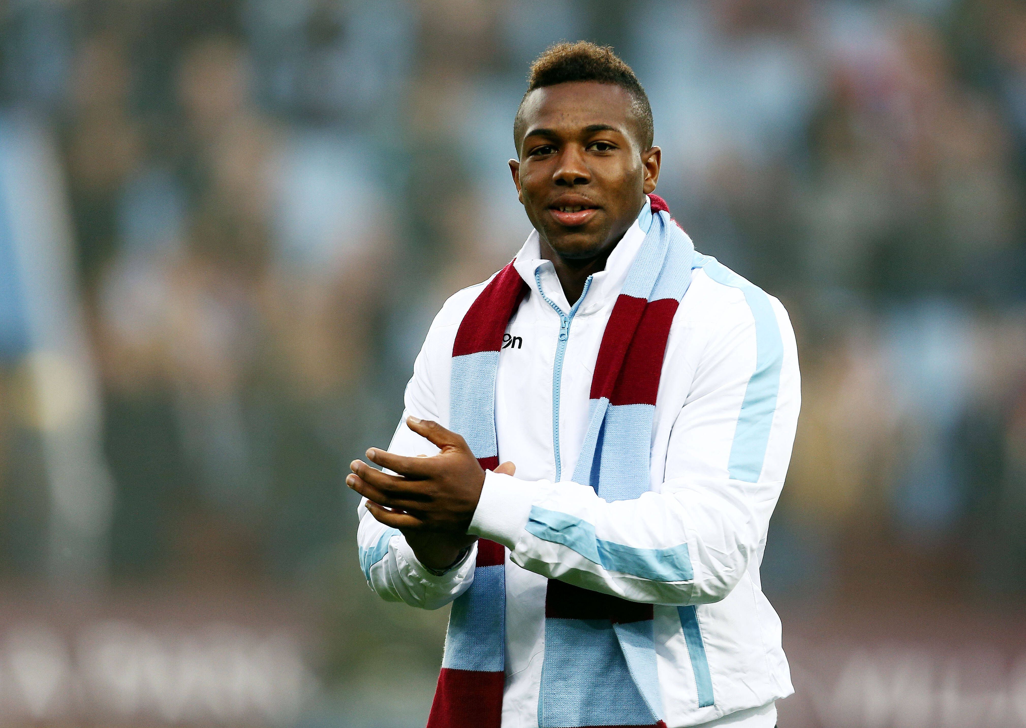 Adama Traoré, Barcelona – Aston Villa (2008). Com tantos anos em Inglaterra, é fácil esquecer que o Traoré foi formado no Barcelona (e lá voltou por seis meses em 2022). (IMAGO)