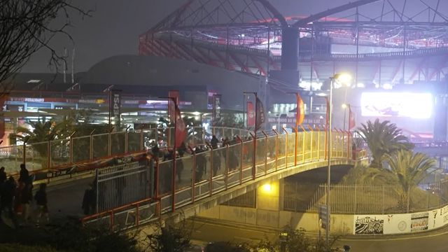 Chuva e vento fora do estádio, que dentro de pouco tempo vai ferver