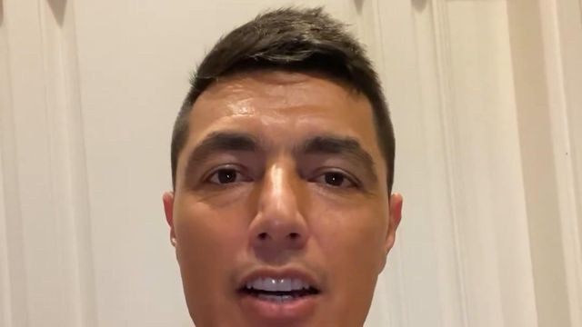 Cardozo veste a camisola para dar os «parabéns ao nosso Benfica»