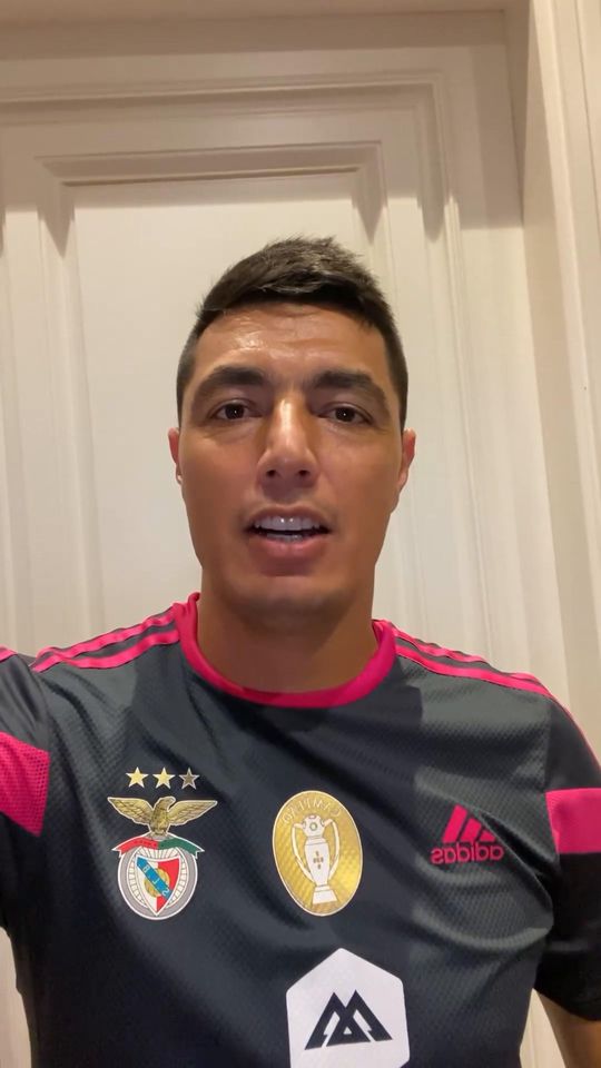 Cardozo veste a camisola para dar os «parabéns ao nosso Benfica»