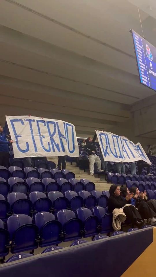 A homenagem a Alfredo Quintana antes do FC Porto-Celje