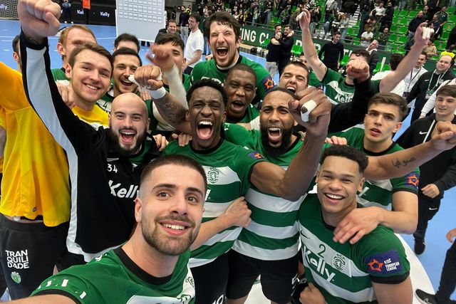 Festa animada no balneário do Sporting… mas jogam melhor do que cantam (vídeo)