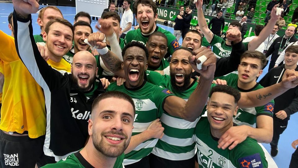 Festa animada no balneário do Sporting… mas jogam melhor do que cantam (vídeo)