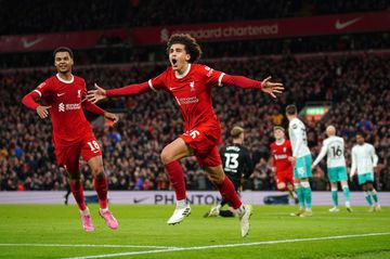 Liverpool segue para as 'meias' sob a bandeira da juventude (veja os golos)
