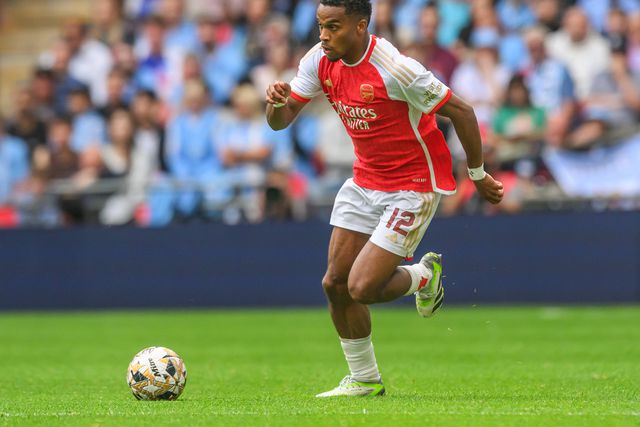 Timber de volta no Arsenal após ausência de meio ano