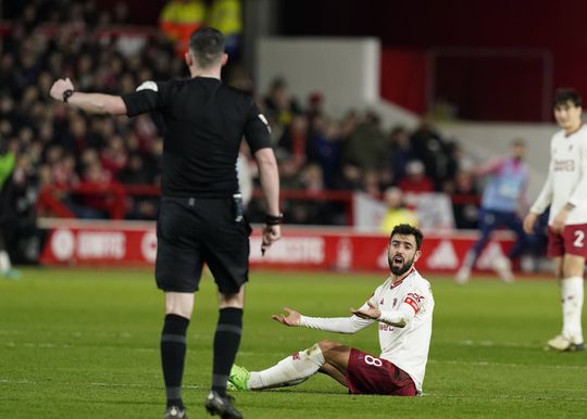 Ten Hag acusa Forest de «fazer mira» a Bruno Fernandes: «É patético...»