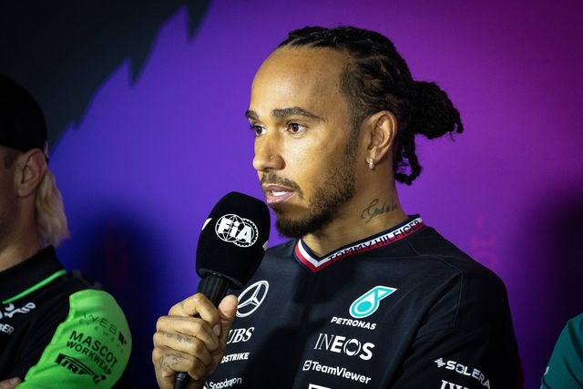 Hamilton: «Ferrari? Neste momento sou piloto da Mercedes a 100%»