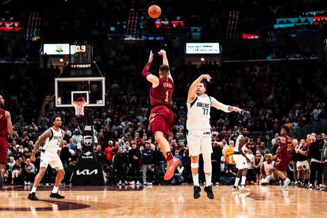 Incrível: Cesto antes do meio-campo na buzina dá vitória aos Cavs