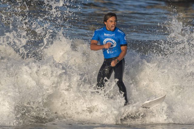 Guilherme Fonseca e Francisca Veselko avançam nas repescagens do Mundial de surf