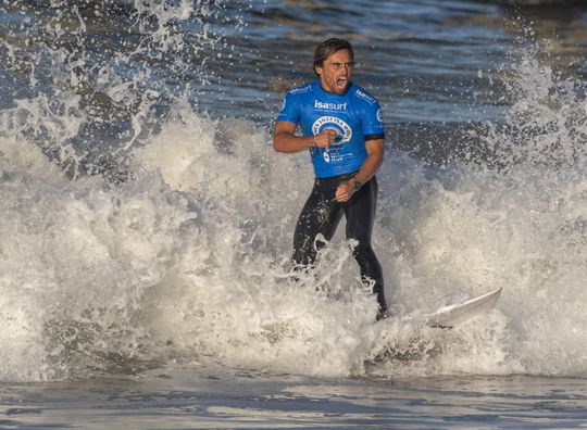 Guilherme Fonseca e Francisca Veselko avançam nas repescagens do Mundial de surf