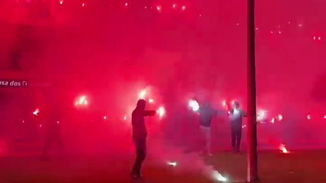 Aniversário do Benfica festejado a norte com muita pirotecnia