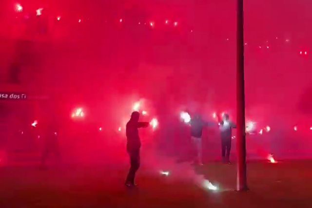 Aniversário do Benfica festejado a norte com muita pirotecnia