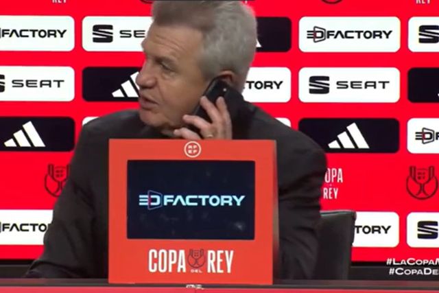 Vídeo: Treinador do Maiorca atende telefone na conferência de imprensa