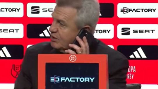 Vídeo: Treinador do Maiorca atende telefone na conferência de imprensa