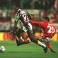 Maniche, médio do Benfica, derruba Lázaro, do Estrela da Amadora, no jogo da 23.ª jornada do campeonato de 1999/2000, que o Estrela venceu por 3-0
