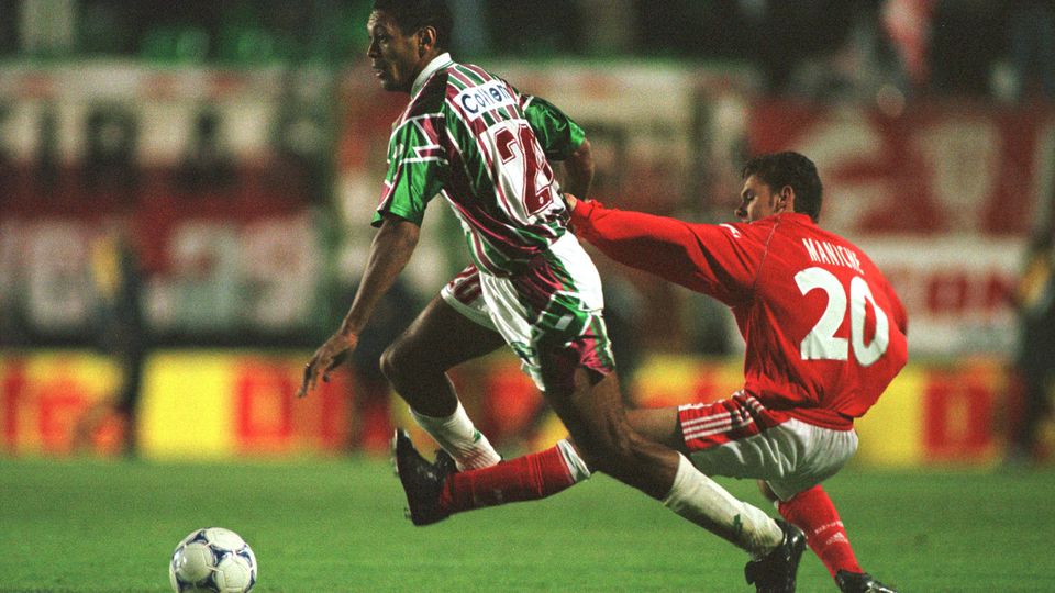 Maniche, médio do Benfica, derruba Lázaro, do Estrela da Amadora, no jogo da 23.ª jornada do campeonato de 1999/2000, que o Estrela venceu por 3-0