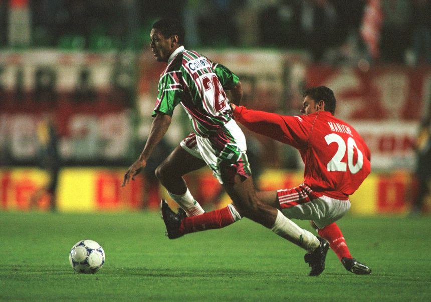 Maniche, médio do Benfica, derruba Lázaro, do Estrela da Amadora, no jogo da 23.ª jornada do campeonato de 1999/2000, que o Estrela venceu por 3-0