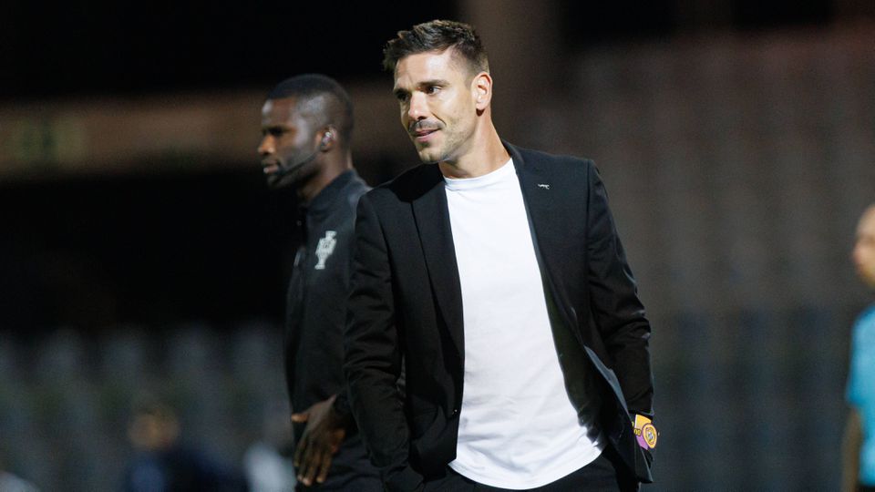 Tiago Margarido, treinador do Nacional, com as mãos nos bolsos