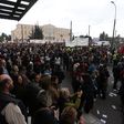 Protestantes em Atenas, de pé à frente do parlamento grego