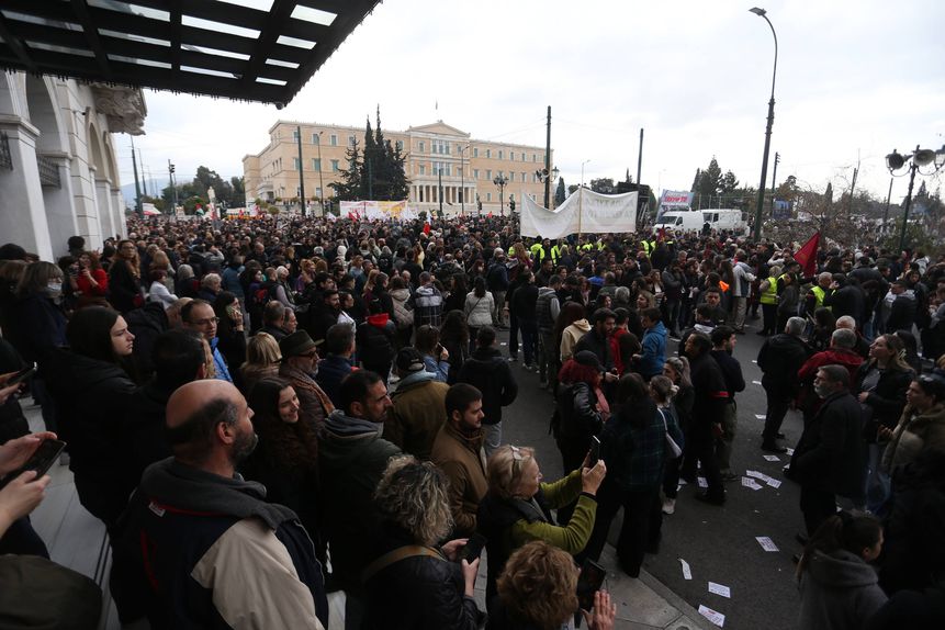 Protestantes em Atenas, de pé à frente do parlamento grego