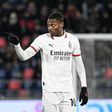 Rafael Leão fala com os colegas de equipa do Milan, durante a derrota com o Bolonha