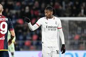 Rafael Leão fala com os colegas de equipa do Milan, durante a derrota com o Bolonha