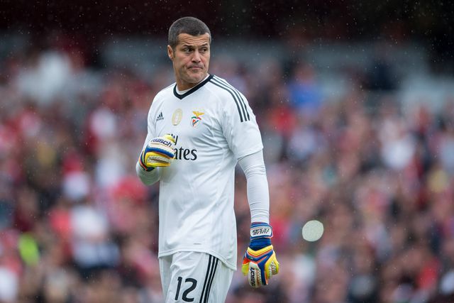 Imagem de Júlio César, antigo guarda-redes, agora com 45 anos, que representou o Benfica de 2014 a 2017, olha com ar desconfiado durante um jogo dos encarnados na Liga dos Campeões