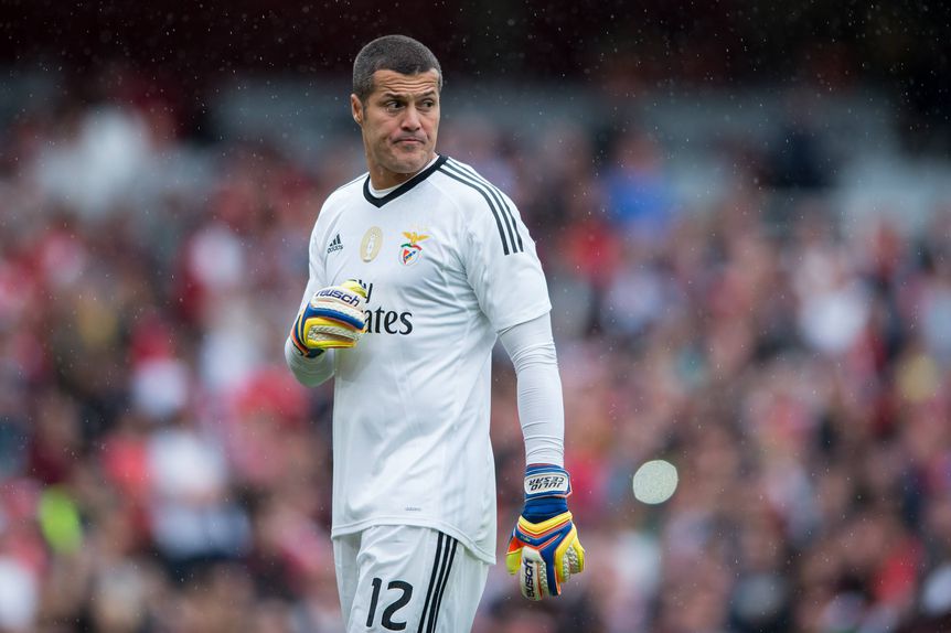 Imagem de Júlio César, antigo guarda-redes, agora com 45 anos, que representou o Benfica de 2014 a 2017, olha com ar desconfiado durante um jogo dos encarnados na Liga dos Campeões