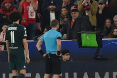 IFAB prepara alterações na arbitragem, incluindo hipótese de treinadores 'desafiarem' decisões. Foto MIGUEL NUNES