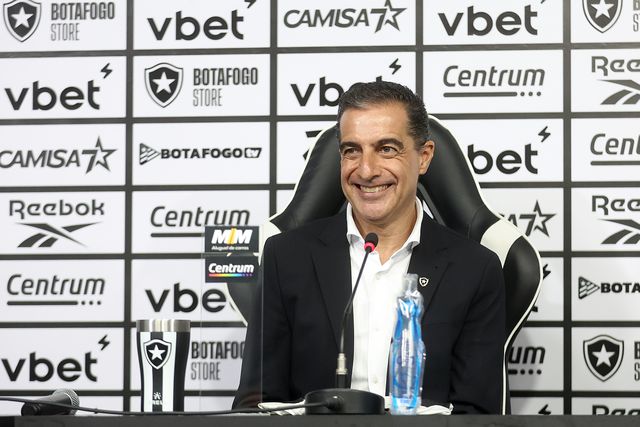 Renato Paiva apresentado no Botafogo (Foto: Vitor Silva/Botafogo)