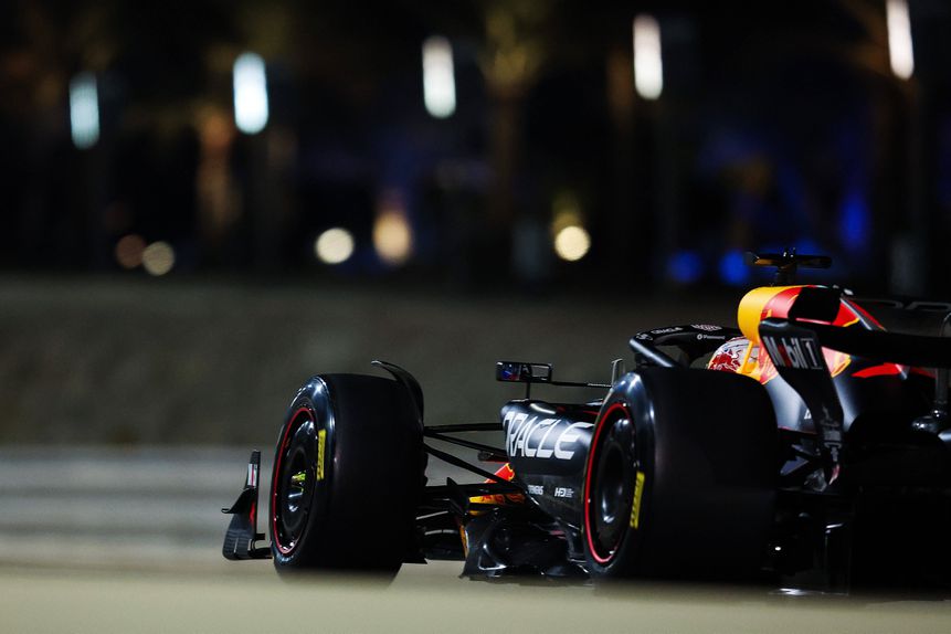 Max Verstappen em ação nos testes do Bahrein