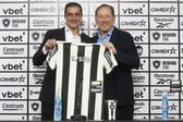 John Textor com Renato Paiva na apresentação do novo treinador do Botafogo (Foto: Vitor Silva/Botafogo)