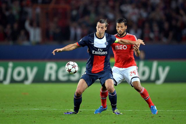 Garay em duelo com Ibrahimovic