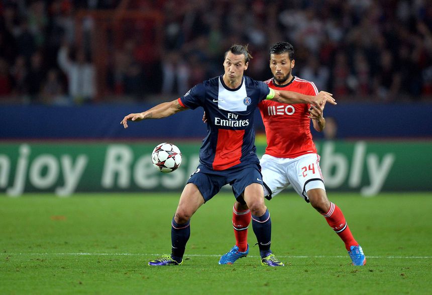 Garay em duelo com Ibrahimovic