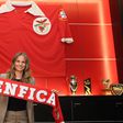 Anna Gasper, média do Benfica, a segurar um cachecol do Benfica