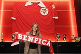 Anna Gasper, média do Benfica, a segurar um cachecol do Benfica
