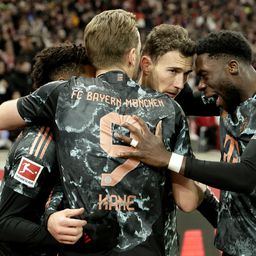 Leon Goretzka festeja o segundo golo do Bayern em Estugarda (RONALD WITTEK/EPA)