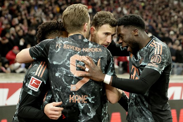 Leon Goretzka festeja o segundo golo do Bayern em Estugarda (RONALD WITTEK/EPA)