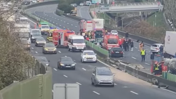 Acidente com oito veículos corta trânsito na A1 