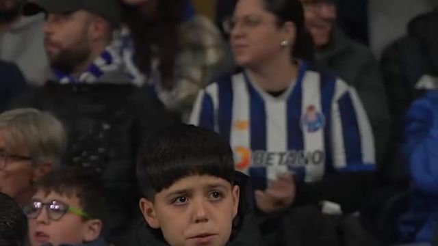 Rodrigo Mora troca de camisola com... jovem adepto