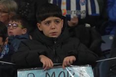 Rodrigo Mora troca de camisola com... jovem adepto