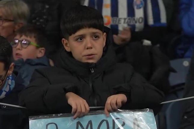 Rodrigo Mora troca de camisola com... jovem adepto