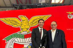 «É Eterno»: Rui Costa entrega o emblema de ouro ao próprio pai