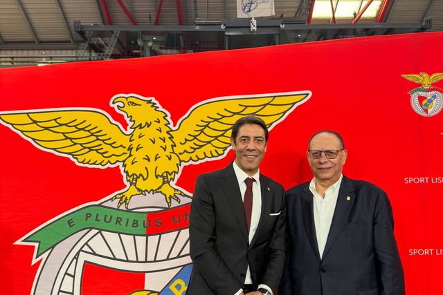 «É Eterno»: Rui Costa entrega o emblema de ouro ao próprio pai