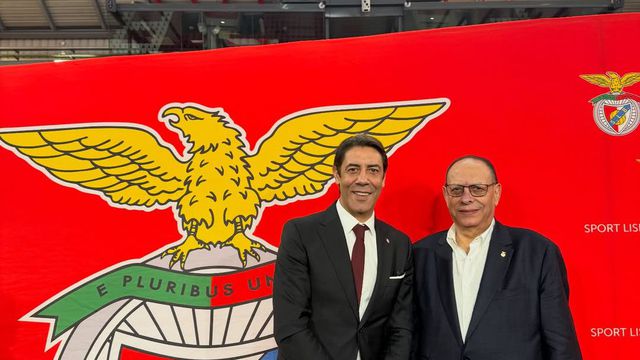 «É Eterno»: Rui Costa entrega o emblema de ouro ao próprio pai