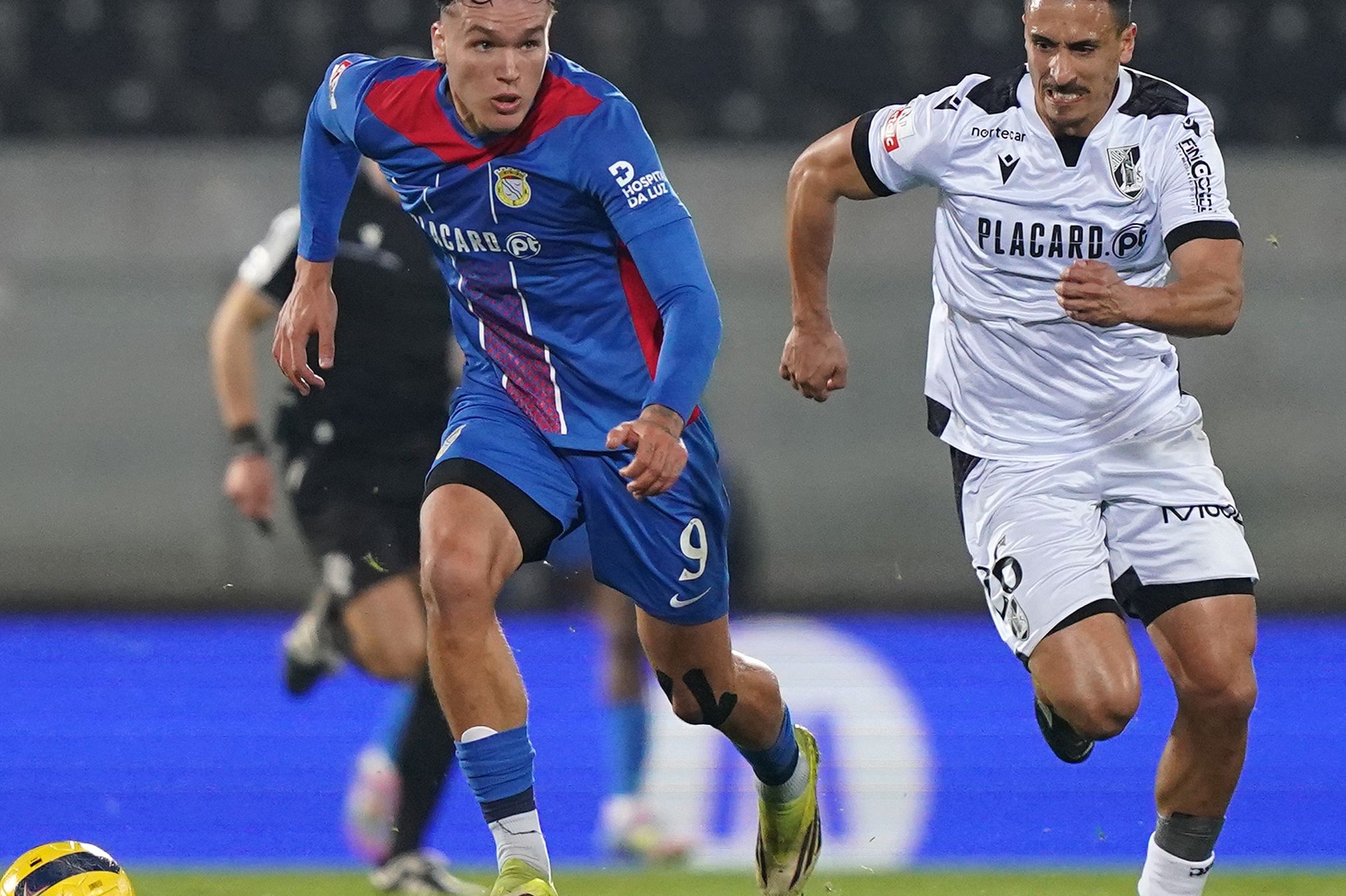 Duelo foi intenso em Guimarães, mas minhotos e ribatejanos não conseguiram desatar o nó - Foto: Hugo Delgado/LUSA