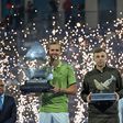 Daniil Medvedev e Tallon Griekspoor na entrega de troféus no Dubai      Fotografia Imago