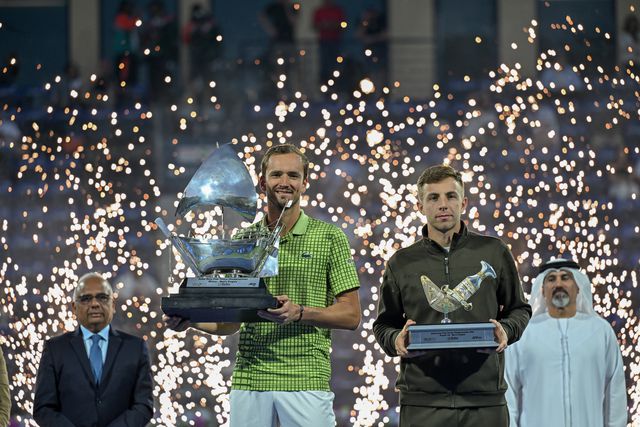Daniil Medvedev e Tallon Griekspoor na entrega de troféus no Dubai      Fotografia Imago