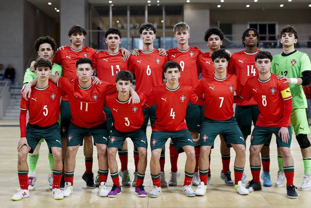 Seleção sub-17 de futsal de Portugal, com Dinis Paulo, o segundo a contar da esquerda na fila de cima - foto: FPF
